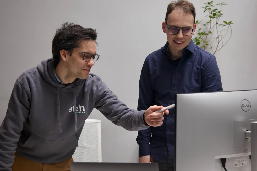 Entwickler die sich ueber ein Projekt unterhalten