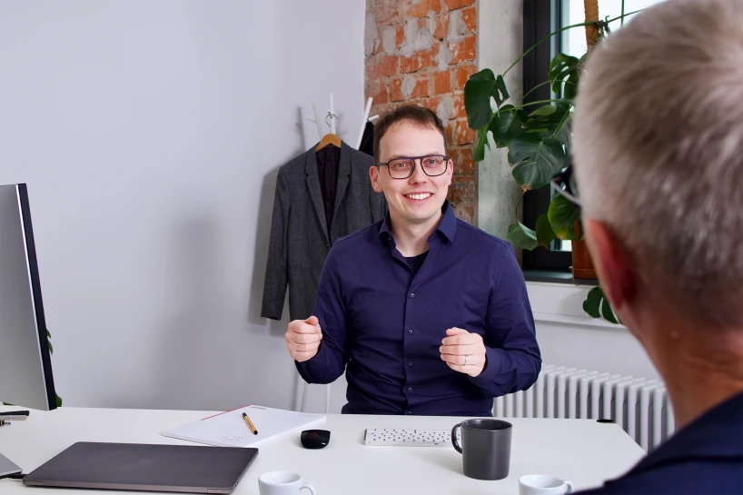 Tim Stein im Beratungsgespräch mit einem Kunden