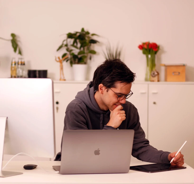 Entwickler bei der Projekteinschätzung am Laptop