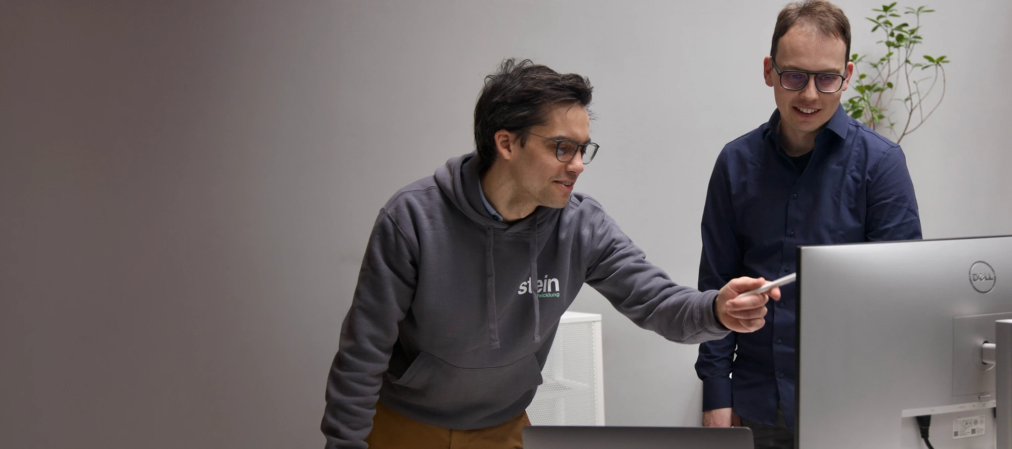 Entwickler die sich ueber ein Projekt unterhalten